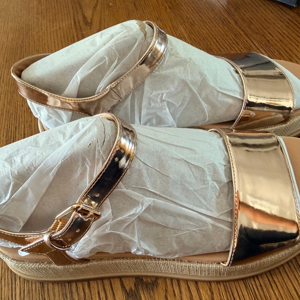 NATURALIZER “Zane” Shiny Rose Gold Women's Platform Sandals